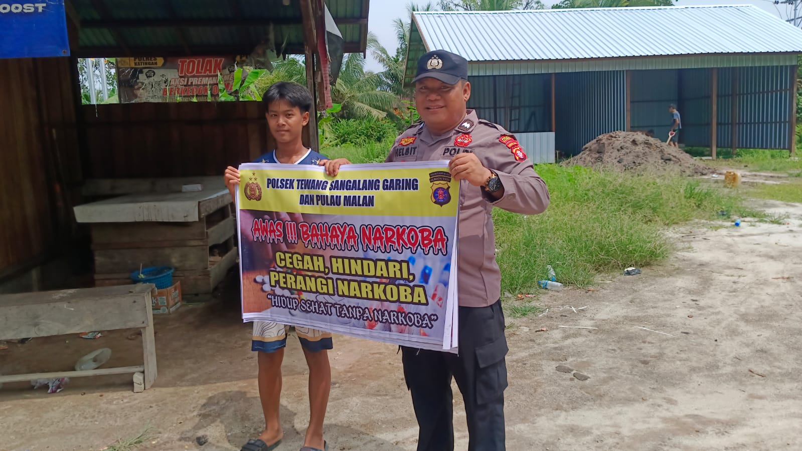 Melalui Media Spanduk, Polsek Tewang Sangalang Garing dan Pulau Malan Imbau Warga Tidak Terjerumus  Penyalahgunaan Narkoba.