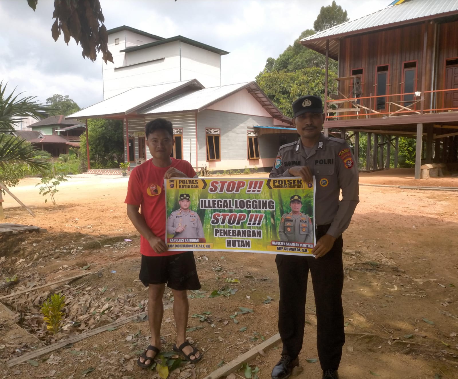 Bhabinkamtibmas laksanakan Sosialisasikan tentang larangan dan sangsi Pidana bagi pelaku Ileggal Logging kepada masyarakat di  Desa Binaan.