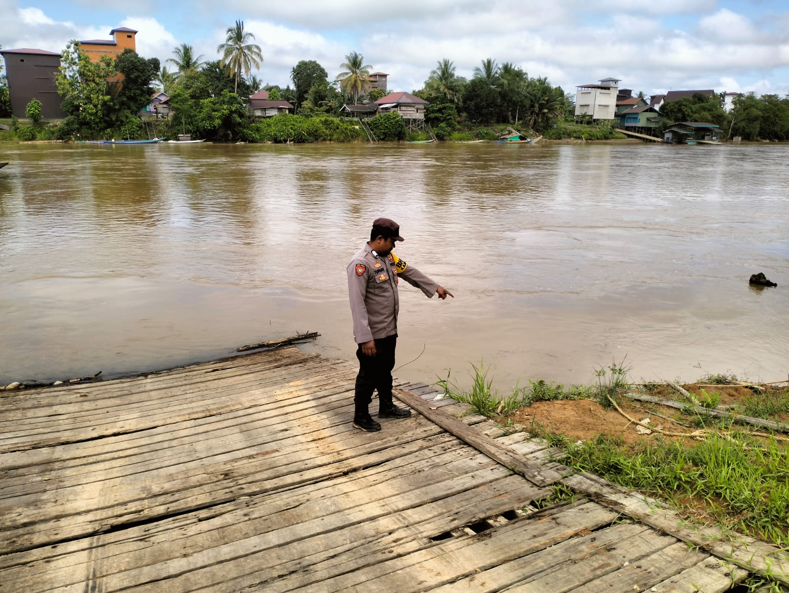 Polsek Marikit Pantau Situasi ketinggian Debit air di Das Katingan untuk antisipasi bencana Banjir.