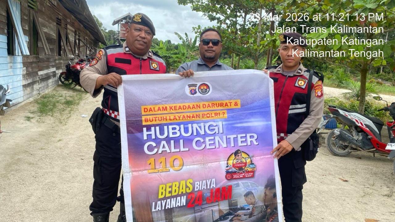 Personel Samapta Polres Katingan Sosialisasikan Call Center 110 Polri kepada Masyarakat Desa Hampalit oleh Personel Samapta Polres Katingan.