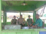 Sampaikan pesan Kamtibmas, Bhabinkamtibmas Polsek Katingan Kuala sambangi Warga.