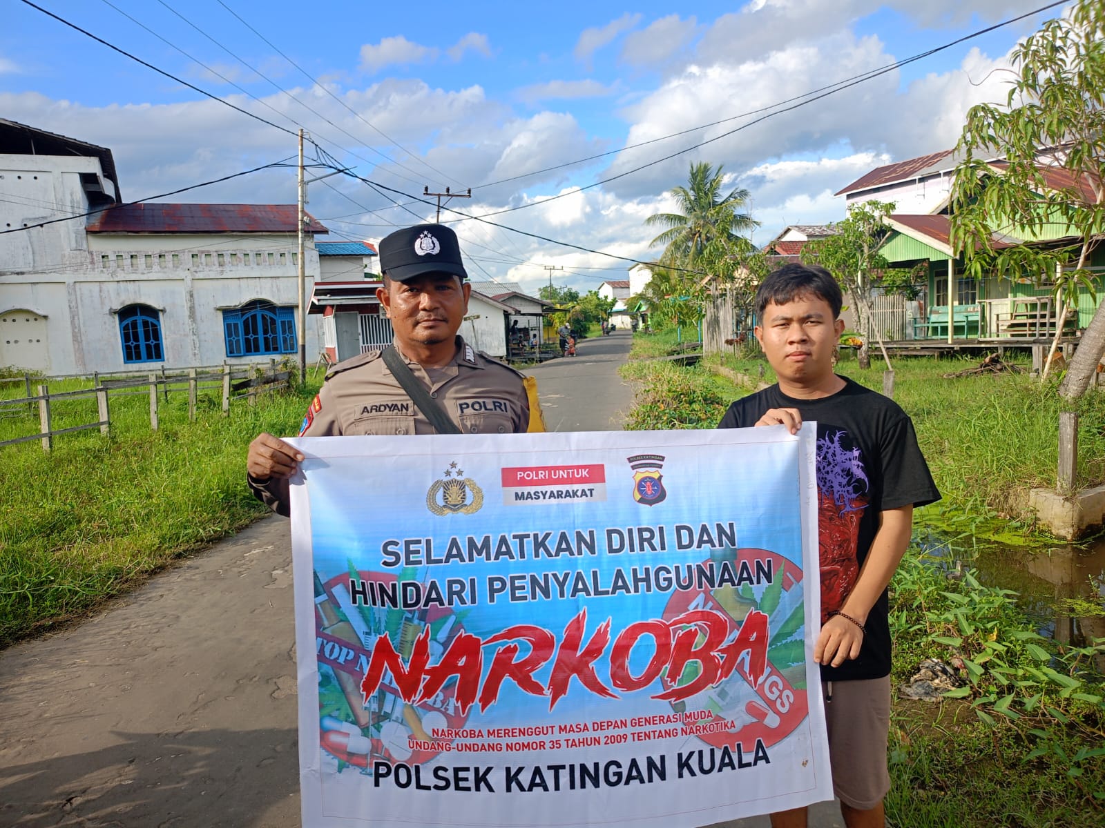 Sampaikan pesan Kamtibmas, Bhabinkamtibmas Polsek Katingan Kuala sambangi Warga.
