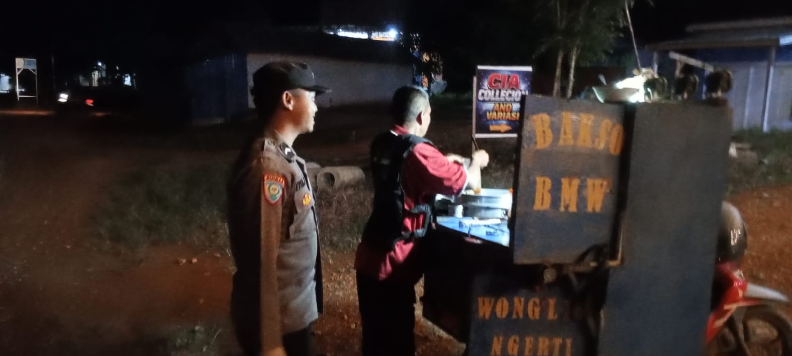 Piket Polsek Silaturahmi ke Masyarakat yang sedang bekerja