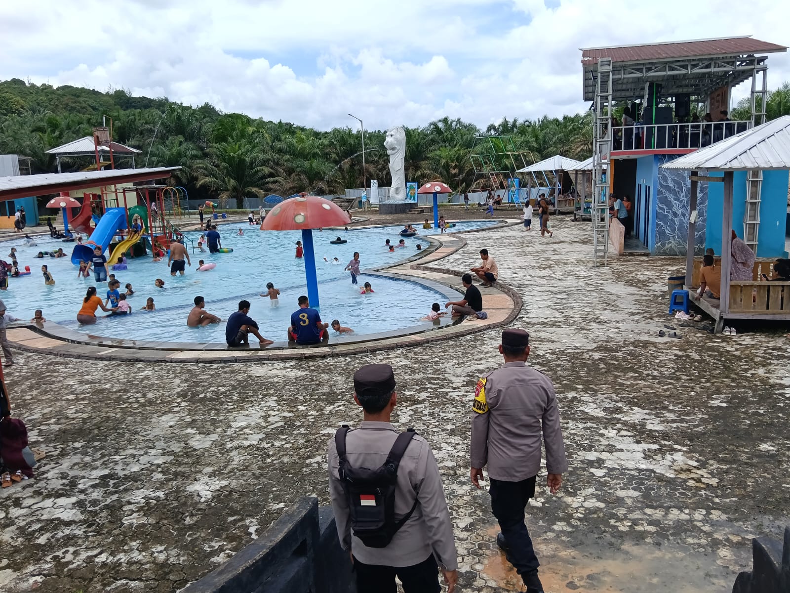 Personel Polsek Bulik Laksanakan Pengamanan Objek Wisata dan Jalin Silaturahmi dengan Pengunjung