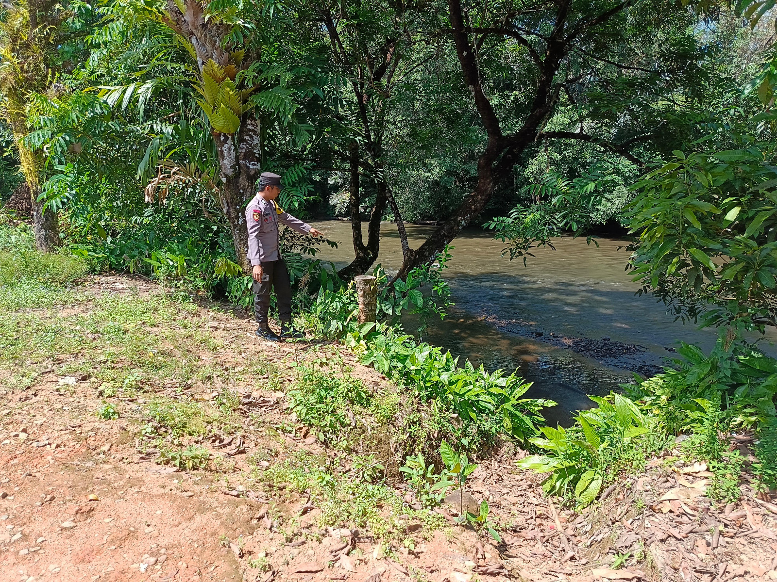 Piket Polsek Delang cek debit air DAS Delang
