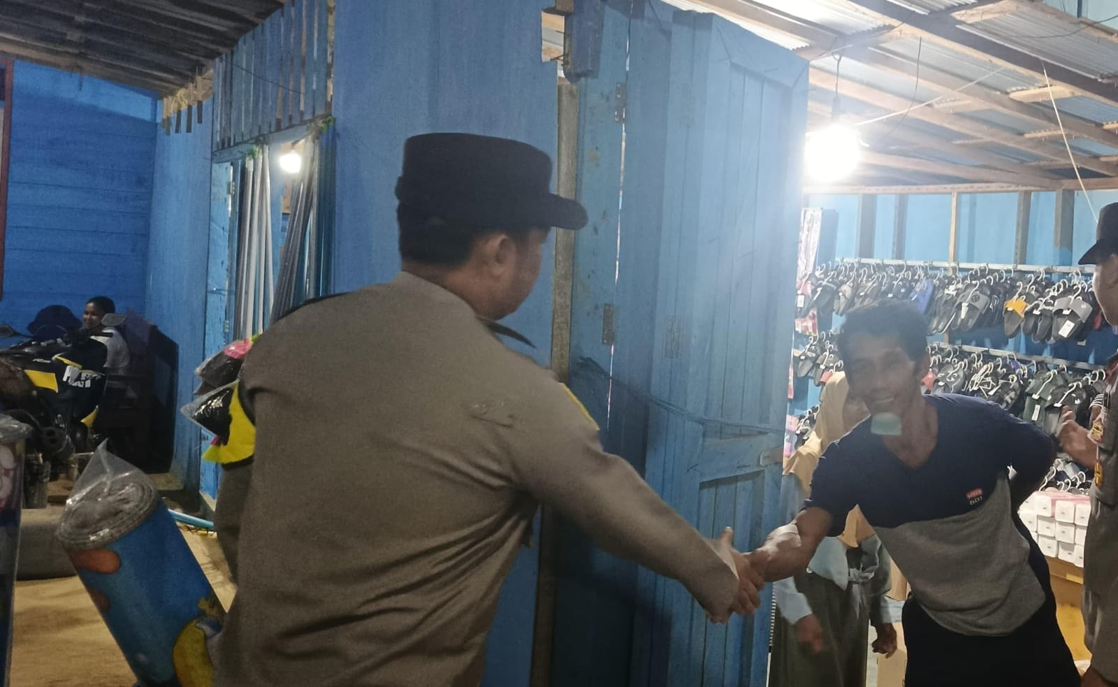 Piket Polsek Lamandau sambang dan Silaturahmi Ke Pedagang