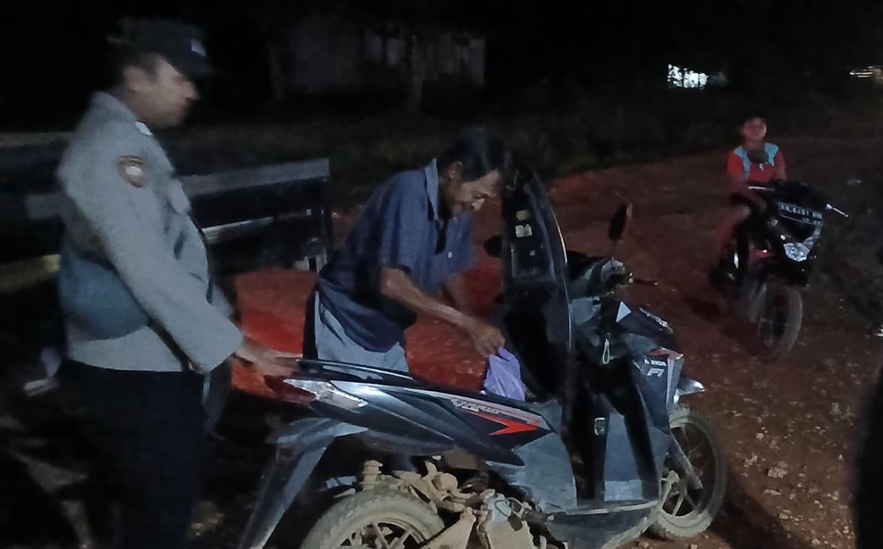 Piket Polsek Sambangi Warga yang sedang Berkendara agar Lebih Berhati-hati di Jalan