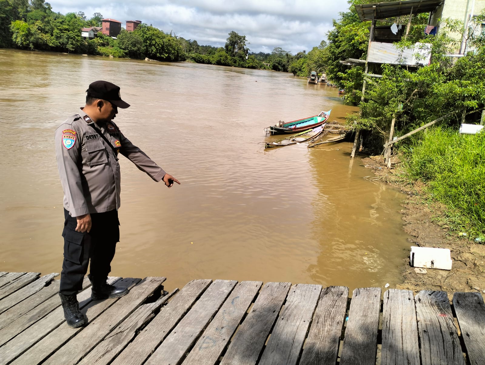 Polsek Marikit Pantau Situasi ketinggian Debit air di Das Katingan untuk antisipasi bencana Banjir.