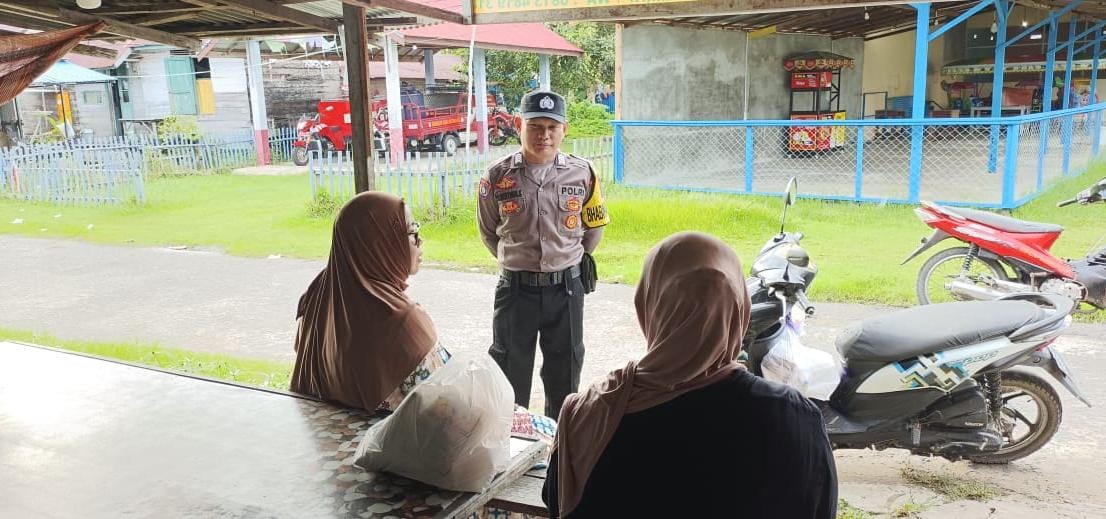 Anggota bhabinkamtibmas Polsek Katingan Kuala Sambang masyarakat Desa Binaannya