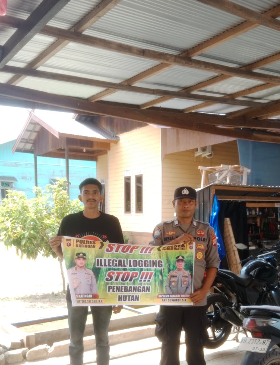 Bhabinkamtibmas laksanakan Sosialisasi kan tentang larangan dan sangsi Pidana bagi pelaku Ileggal Logging kepada masyarakat di Desa Binaan.