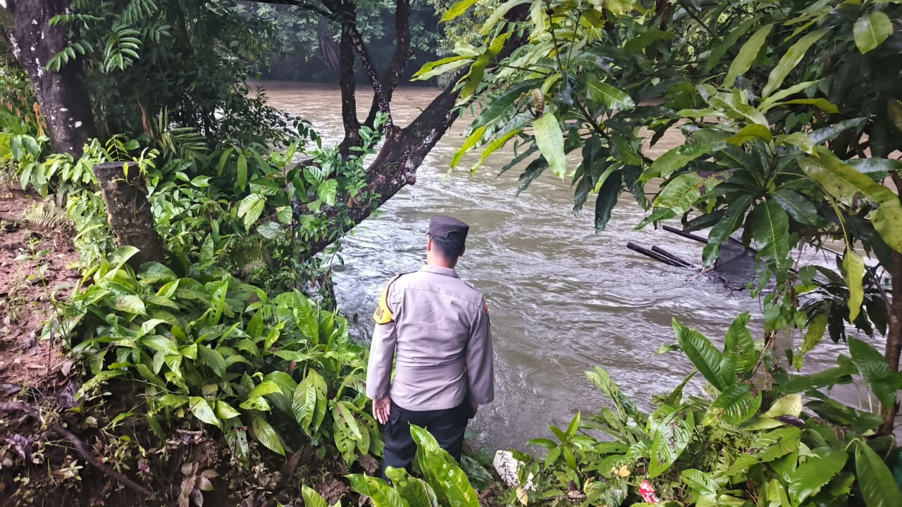 Piket Polsek Delang cek debit air DAS Delang