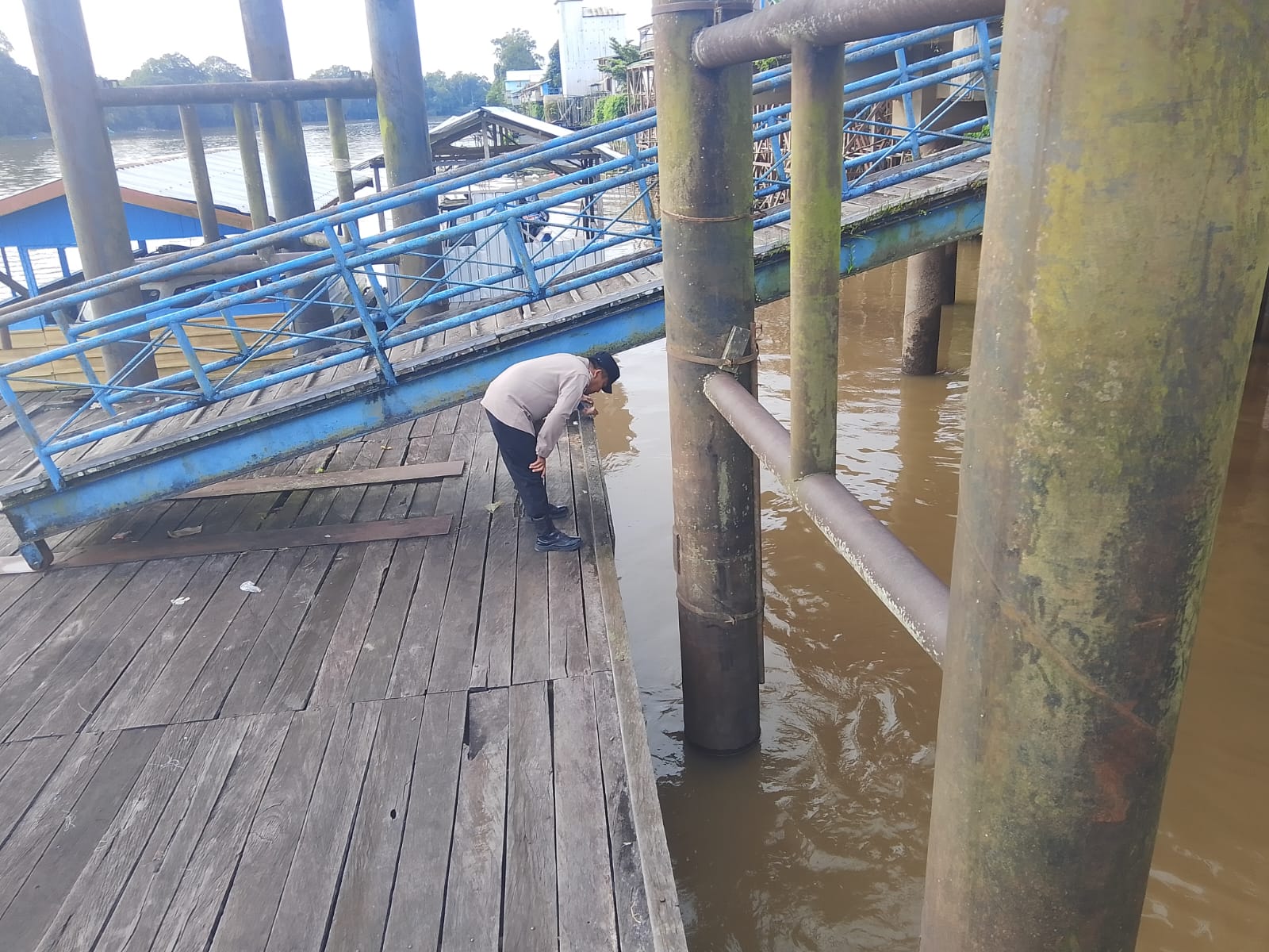 Piket Polsek Bulik Cek debit air di Kelurahan Nanga Bulik