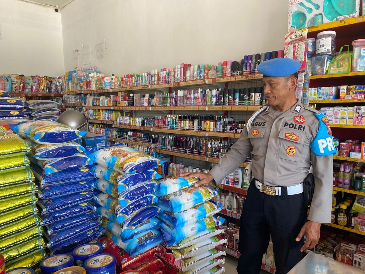 Sematu Jaya, Dalam rangka menjamin salah satu aktifitas warga dalam memenuhi kebutuhan sehari hari, anggota patroli Polsek Sematu Jaya melaksanakan patroli ke Megamart yang ada di wilayah Polsek Sematu Jaya