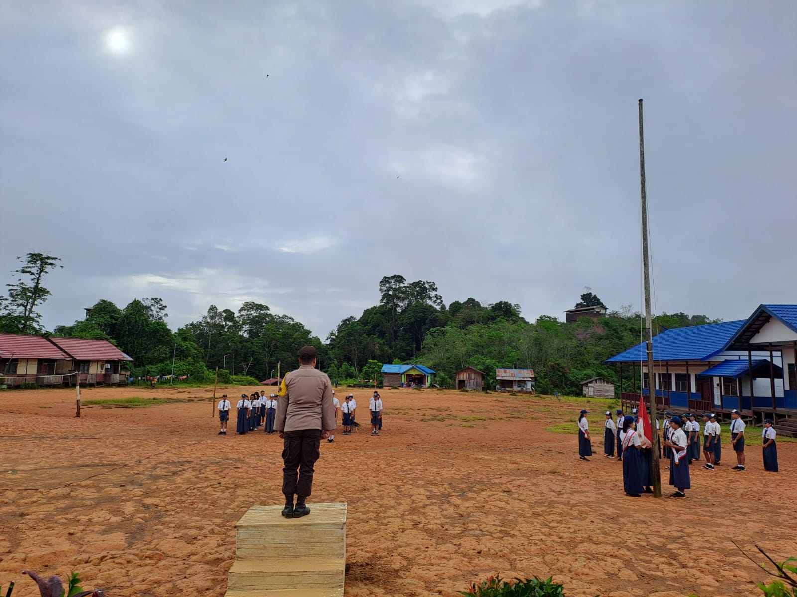 Bhabinkamtibmas Desa Tumbang Kajamei Polsek Katingan Hulu & Bukit Raya Pimpin Upacara Bendera di SMPN-1 Bukit Raya, Perkuat Karakter dan Disiplin Pelajar.