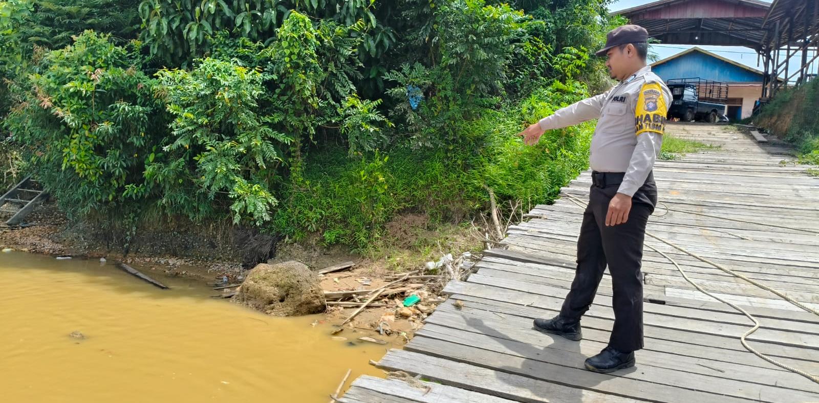 Antisipasi Bencana Banjir, Personil Polsek Marikit Pantau Debit Air DAS Katingan.