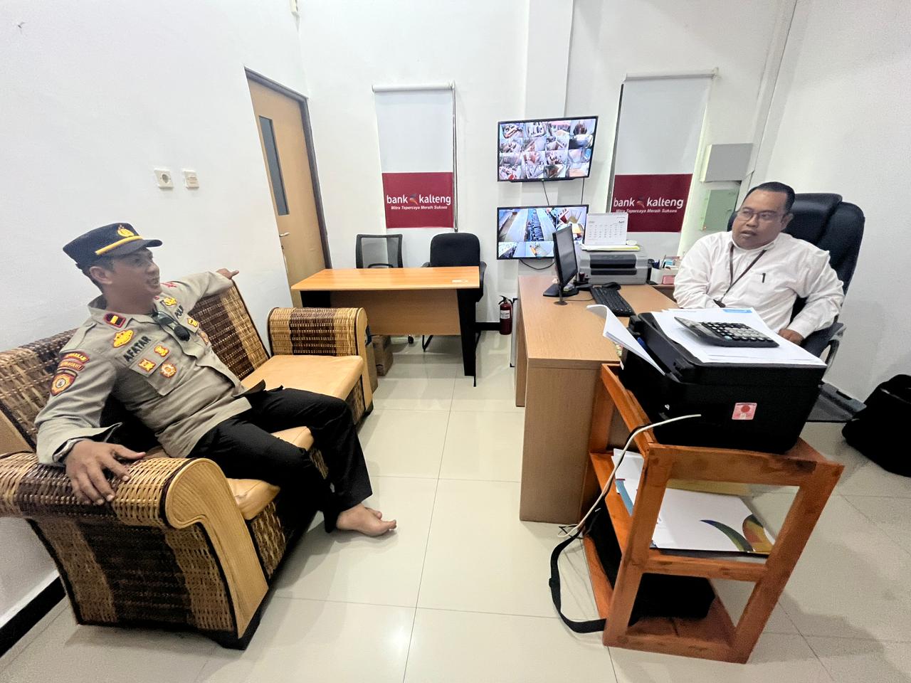 Sinergitas Tanpa Batas, Kapolsek Katingan Kuala Kunjungi Pimpinan Baru Bank Kalteng Cabang Pembantu Pegatan