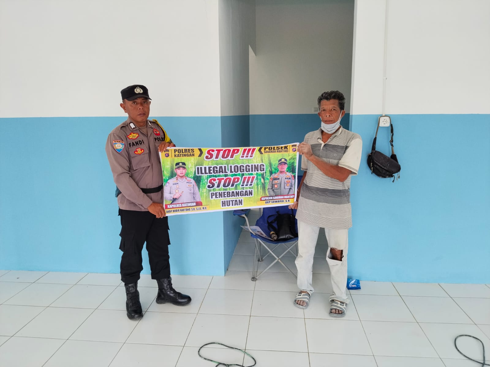 Bhabinkamtibmas laksanakan Sosialisasi kan tentang larangan dan sangsi Pidana bagi pelaku Ileggal Logging kepada masyarakat di Desa Binaan.