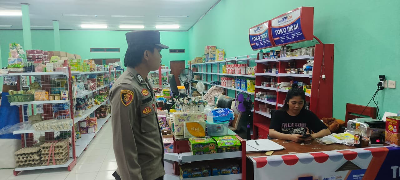 Melalui Silaturahmi, Personel Polsek Lamandau Kenalkan Layanan Darurat 110 kepada Masyarakat